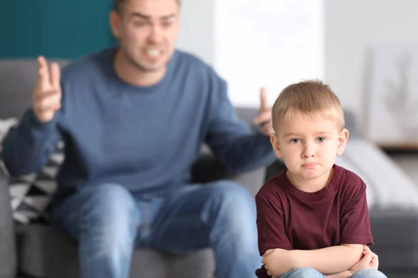 Father scolding his little son at home — Stock Photo, Image