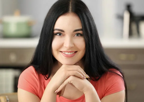 Retrato de jovem bela mulher sorrindo na cozinha — Fotografia de Stock