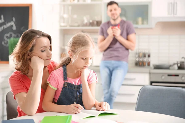 Menino com a mãe fazendo lição de casa em casa — Fotografia de Stock