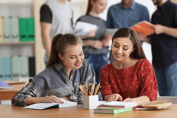 Studentky dělat domácí úkoly společně v učebně — Stock fotografie