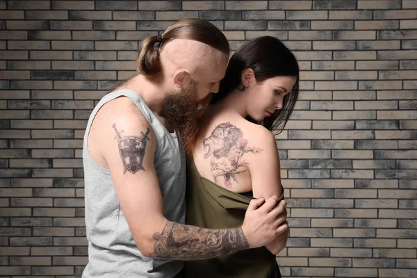 Attraktives junges Paar mit Tätowierungen — Stockfoto