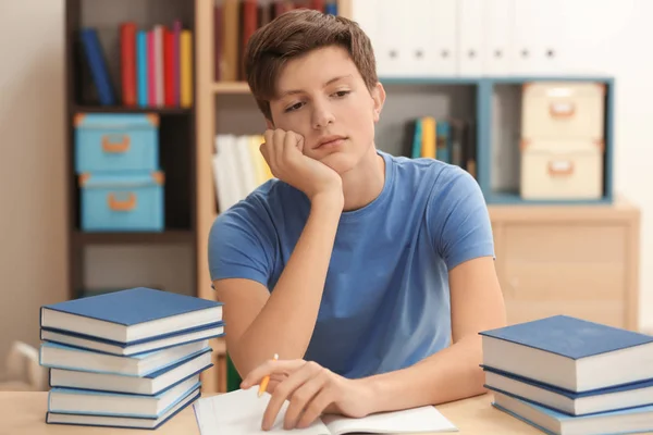 Unavený Dospívající Chlapec Dělá Domácí Práce Knihovně — Stock fotografie