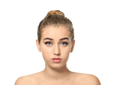 Beyaz arka plan üzerinde güzel kaşları olan kadın