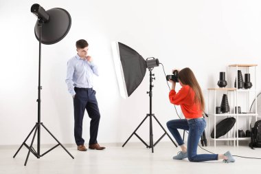 Genç adam Studio beyaz arka plan üzerinde profesyonel fotoğrafçı için poz
