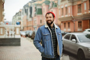 Yakışıklı trendy hipster  