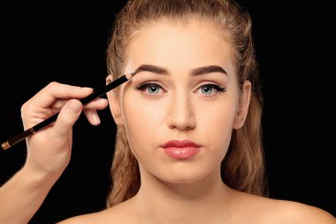 Kaş koyu arka plan düzeltme ameliyat geçiren genç kadın