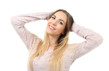 Beyaz arka plan üzerinde poz güzel gülümseyen kadın