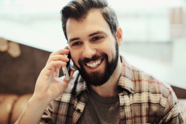 cep telefonu üzerinde konuşurken hipster