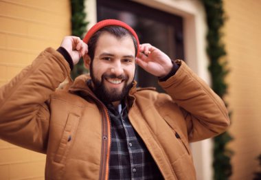 Yakışıklı trendy hipster  