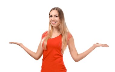 Beyaz arka plan üzerinde poz güzel gülümseyen kadın