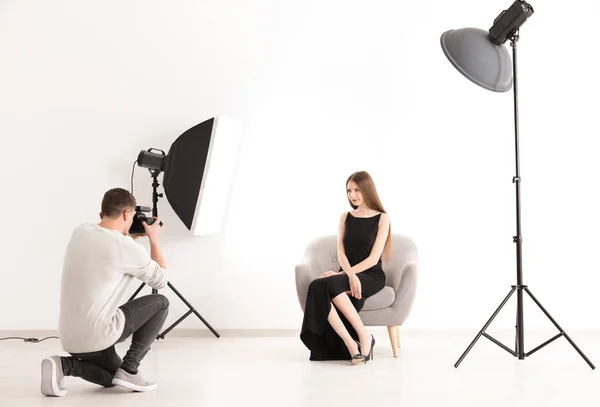 Junge Frau Posiert Für Professionelle Fotografin Auf Weißem Hintergrund Studio — Stockfoto