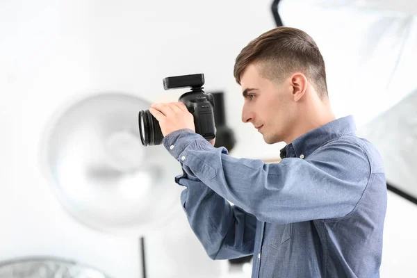 Jeune Photographe Masculin Travaillant Studio — Photo