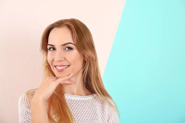 Smuk Smilende Kvinde Poserende Mod Farve Baggrund - Stock-foto