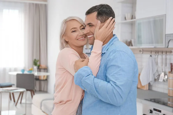 Adorable pareja madura bailando — Foto de Stock