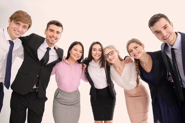 Mensen staan samen in de buurt van bakstenen muur. Eenheid concept — Stockfoto