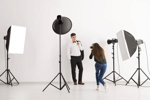 Jeune Homme Posant Pour Photographe Professionnel Sur Fond Blanc Studio — Photo