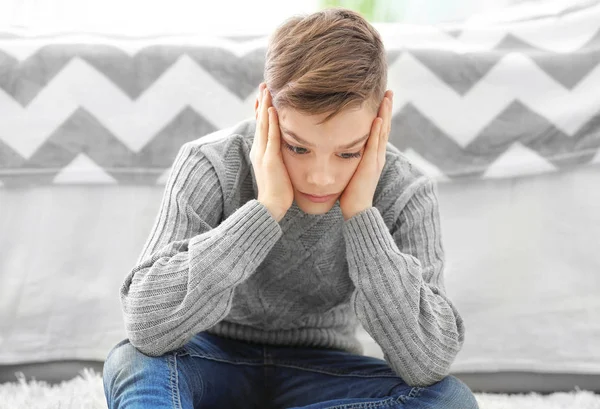 Trauriger Teenager in Bettnähe — Stockfoto