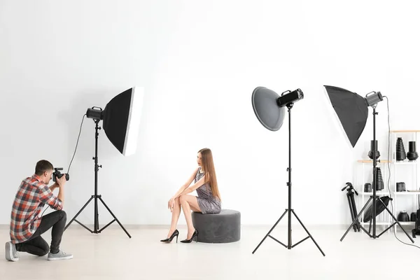 Mujer Joven Posando Para Fotógrafo Profesional Sobre Fondo Blanco Estudio — Foto de Stock