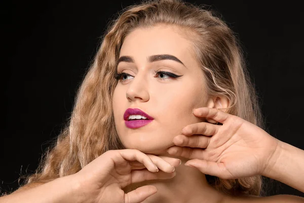 Retrato Mujer Joven Con Hermosas Cejas Sobre Fondo Oscuro — Foto de Stock