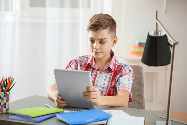 Tonåring använder tablet — Stockfoto