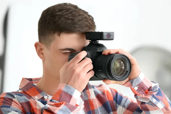 Jovem Fotógrafo Sexo Masculino Trabalhando Estúdio — Fotografia de Stock