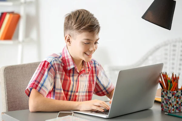 Tonåringen som studerar med laptop — Stockfoto