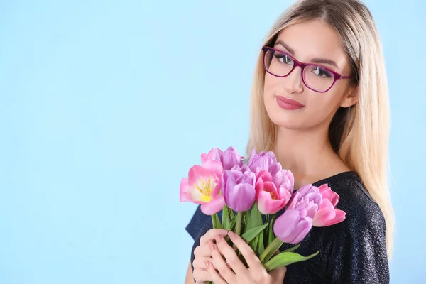 Portræt Smuk Kvinde Med Buket Tulipaner Lys Baggrund - Stock-foto