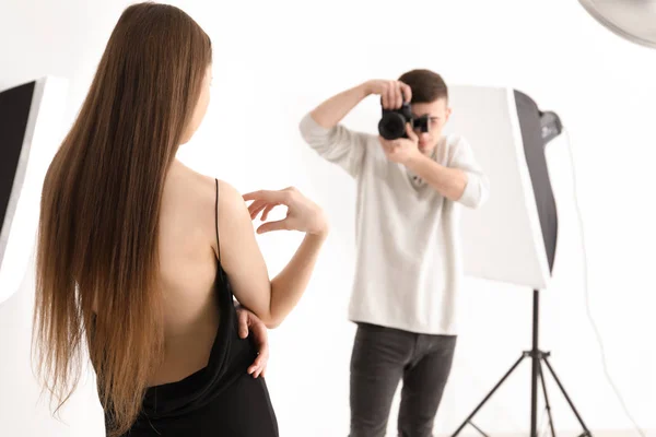 Ung Kvinna Poserar För Professionell Fotograf Studio — Stockfoto