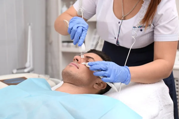 Hombre en tratamiento de microcorriente — Foto de Stock