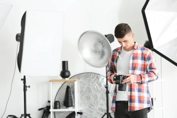 Jeune Photographe Masculin Travaillant Studio — Photo