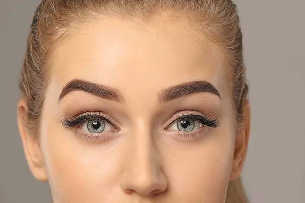Junge Frau Mit Schönen Augenbrauen Auf Grauem Hintergrund Nahaufnahme — Stockfoto