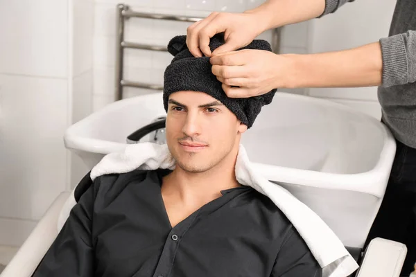 Парикмахер сушит волосы клиентов — стоковое фото