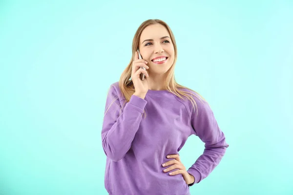 Όμορφη Χαμογελαστή Γυναίκα Μιλάμε Για Κινητό Τηλέφωνο Κατά Χρώμα Φόντου — Φωτογραφία Αρχείου