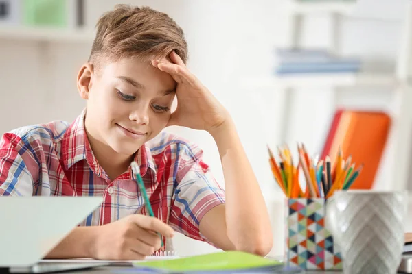 Tiener doet huiswerk — Stockfoto