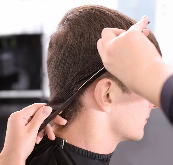 Professionele stylist knippen klant haar in salon, closeup — Stockfoto