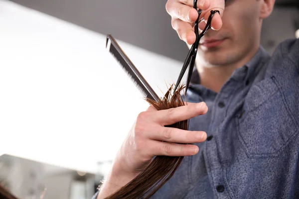 Professionel stylist skære kvindes hår i salon, closeup - Stock-foto