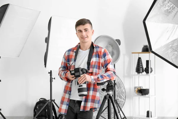 Young Male Photographer Working Studio — Stock Photo, Image