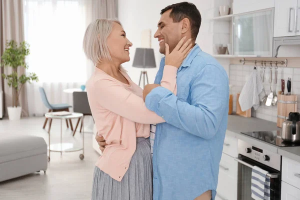 Adorable pareja madura bailando — Foto de Stock