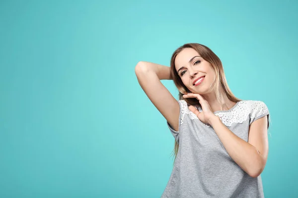 Bella Donna Sorridente Posa Contro Sfondo Colore — Foto Stock