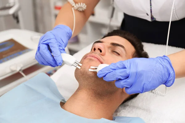 Hombre en tratamiento de microcorriente — Foto de Stock