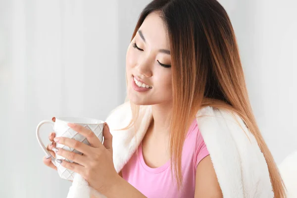 Красиві Усміхнений Азіатський Жінка Чашкою Чаю Вдома — стокове фото