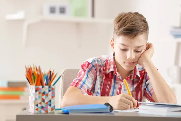 Lindo adolescente haciendo la tarea — Foto de Stock