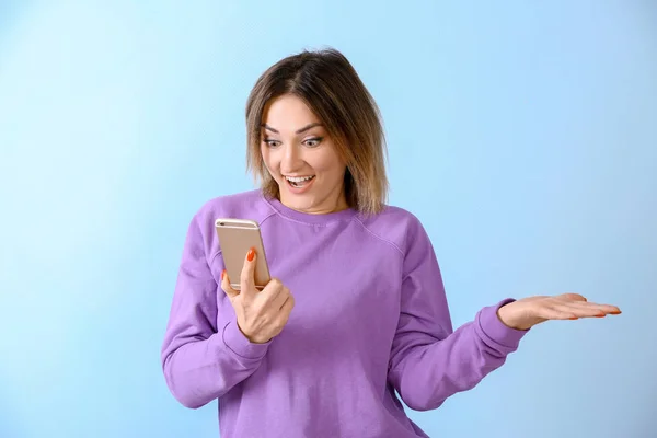 Jovem Bela Mulher Sorridente Com Telefone Celular Fundo Cor — Fotografia de Stock