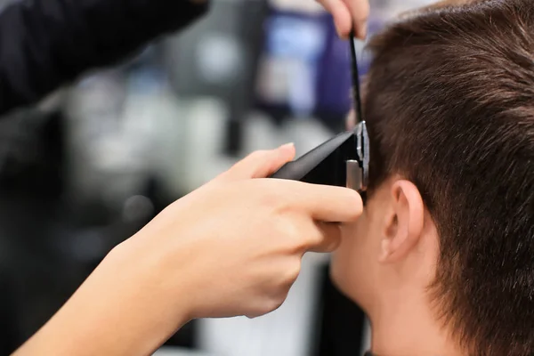 Estilista profesional que corta el pelo del cliente en salón, primer plano —  Fotos de Stock