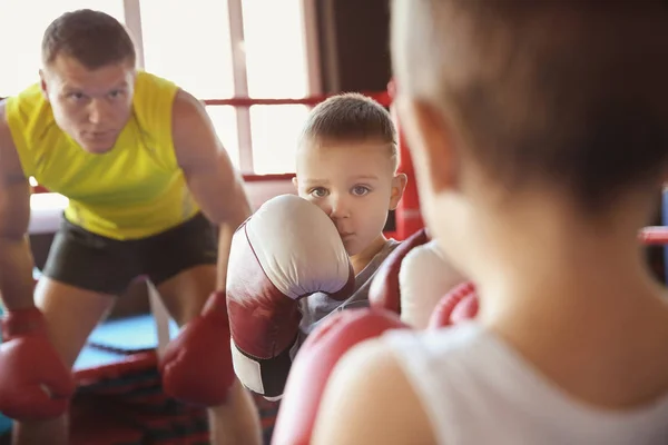 Små pojkar slåss i boxningsringen — Stockfoto
