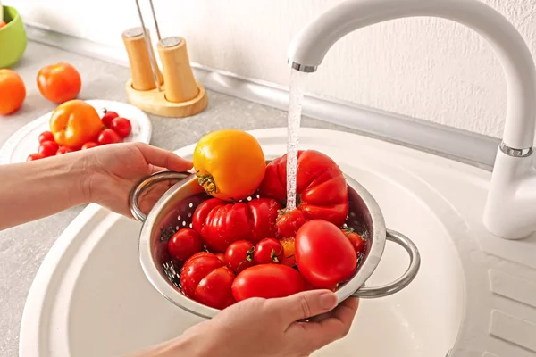 Female Hands Washing Tomatoes Colander Kitchen — Stock Photo, Image