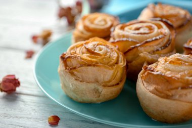Puf böreği masada, closeup elma gül ile plaka