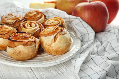 Rose plaka üzerinde doldurma apple ile pasta şeklinde