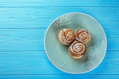 Rose plaka üzerinde doldurma apple ile pasta şeklinde