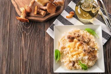Lezzetli risotto ve ahşap masa üzerinde mantar levha